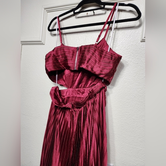 Lulus Got the Glam Wine Red Pleated Cutout Maxi Dress M Wedding Party Prom - Picture 9 of 10